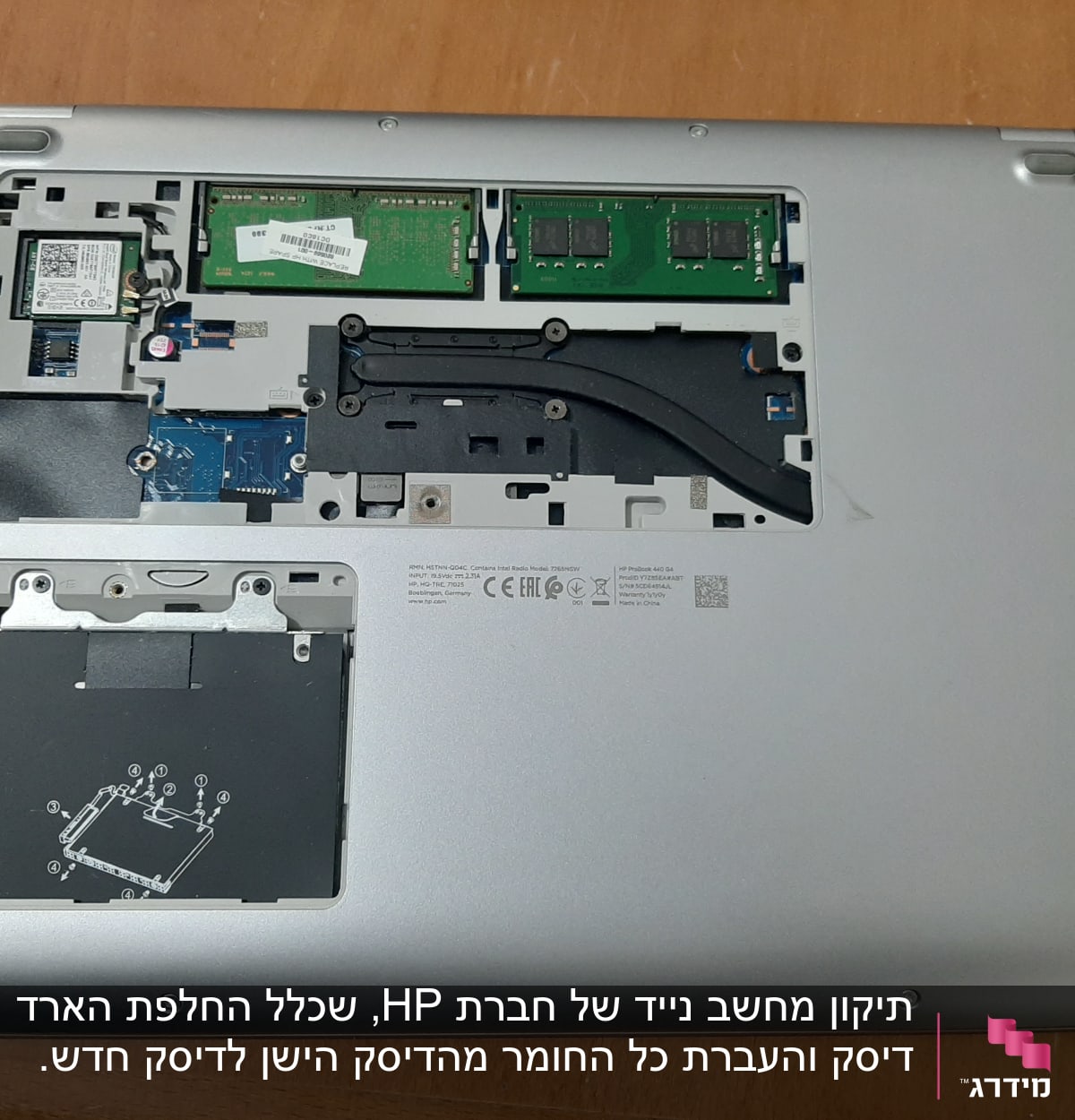 חלק תחתון של מחשב נייד פתוח עם זיכרון RAM